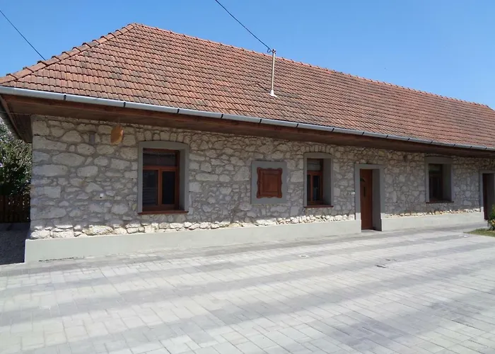 Gyoengyszemvendeghaz Country house *